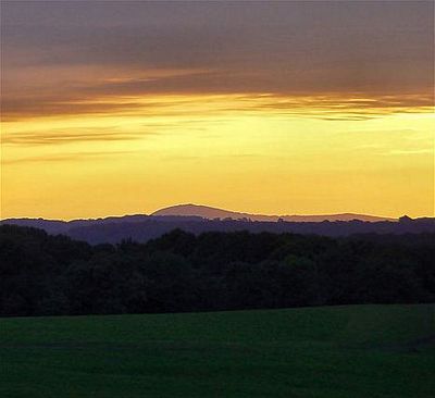 Sunset-over-Sugarloaf-Mountain-Maryland-published-by-author-Scott-Robinson-from-Rockville-MD-USA-under-Creative-Commons-Attribution-ShareAlike-2.0-license